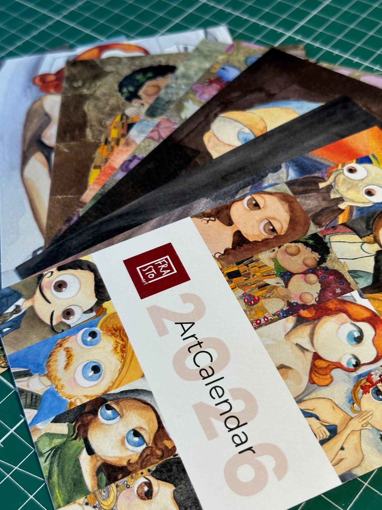 ArtCalendar 2026 – Calendario da tavolo con 12 illustrazioni Pallocchi su carta martellata A6