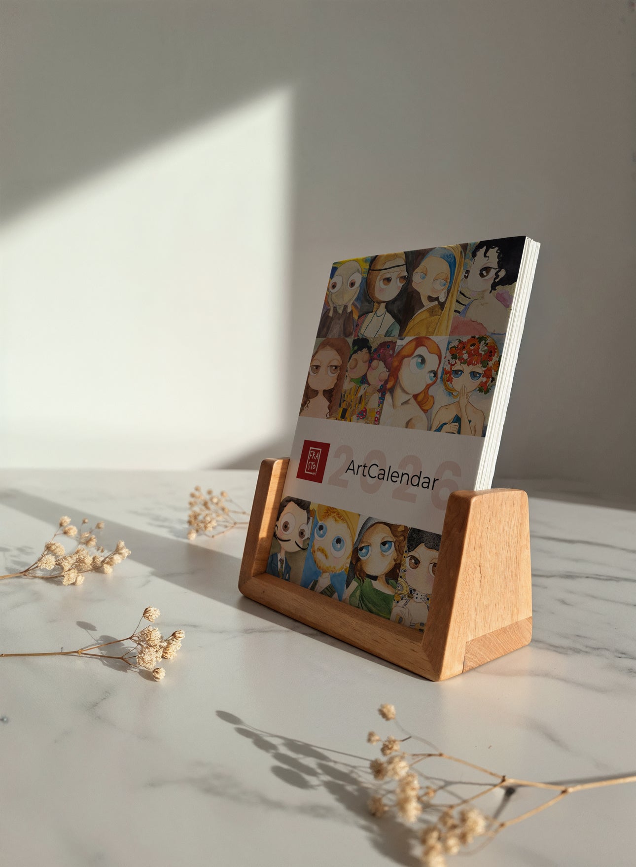 ArtCalendar 2026 – Calendario da tavolo con 12 illustrazioni Pallocchi su carta martellata A6